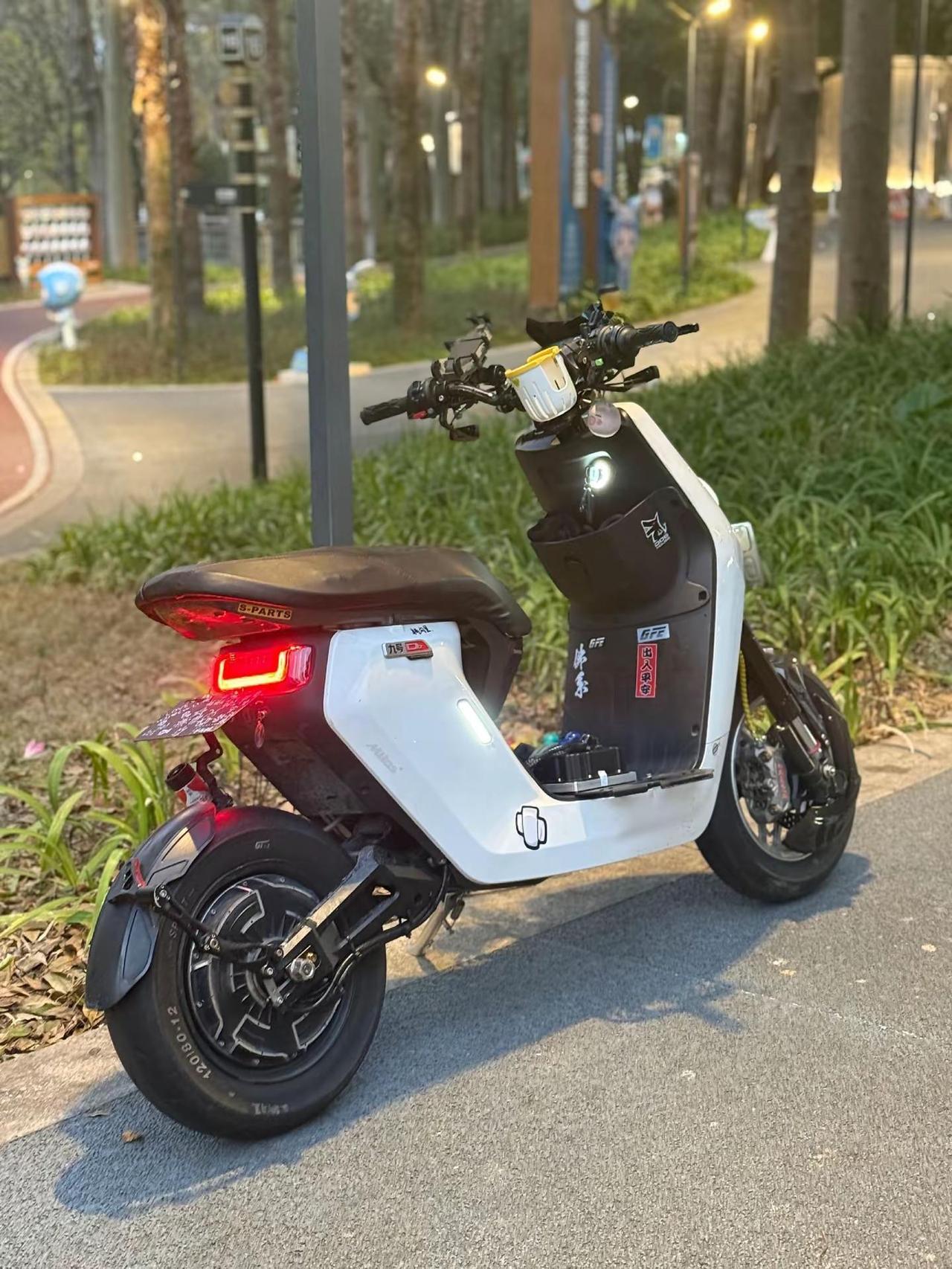 不用羡慕哥 哥的帅和潇洒与生俱来电改 小牛电动 小牛m2