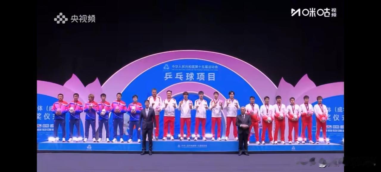 大家有没有发现，打乒乓球的运动员中，姓王的特别多，比如：王涛、王皓、王励勤、王楚