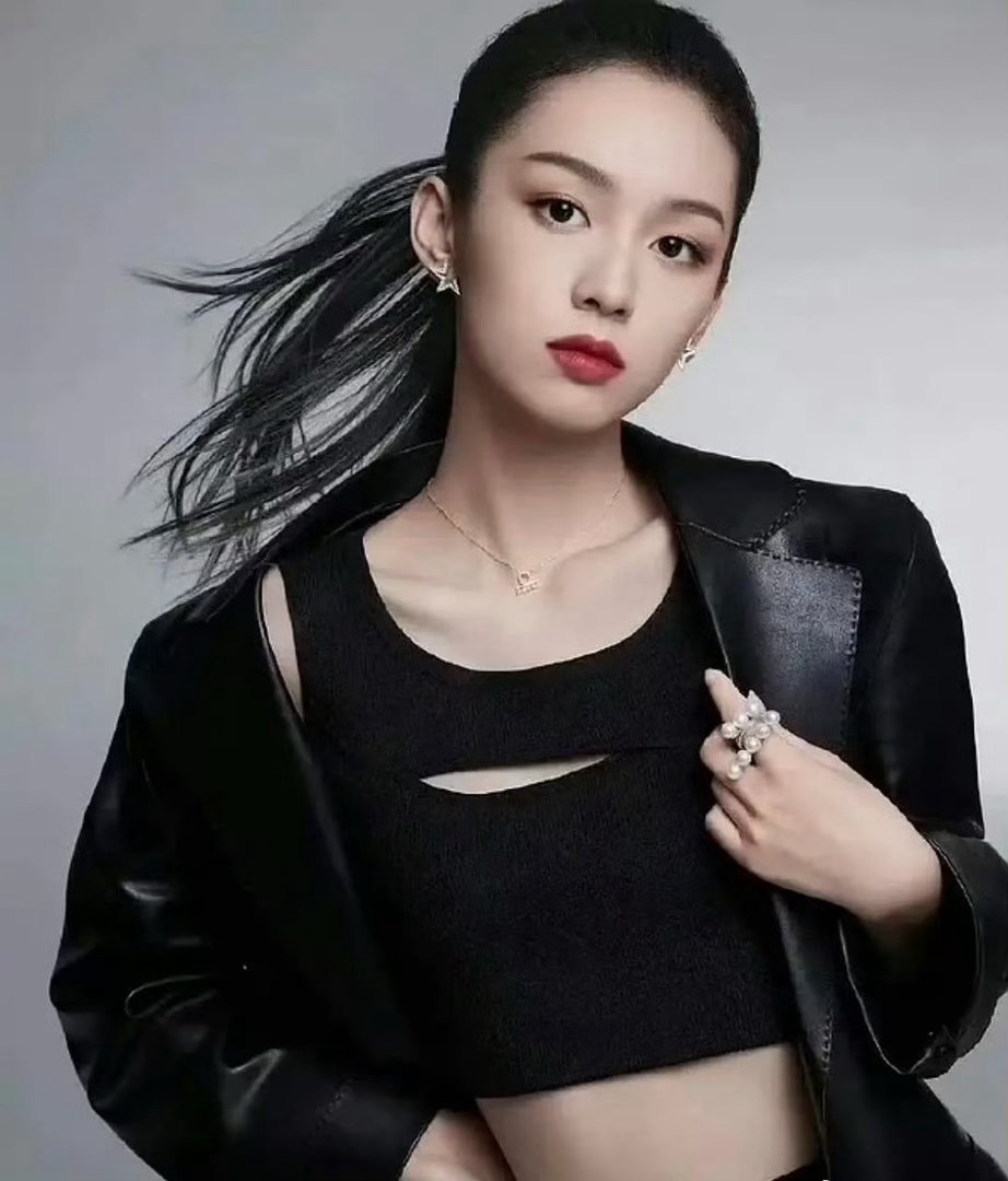 周也和张婧仪谁更适合这种大光明造型 