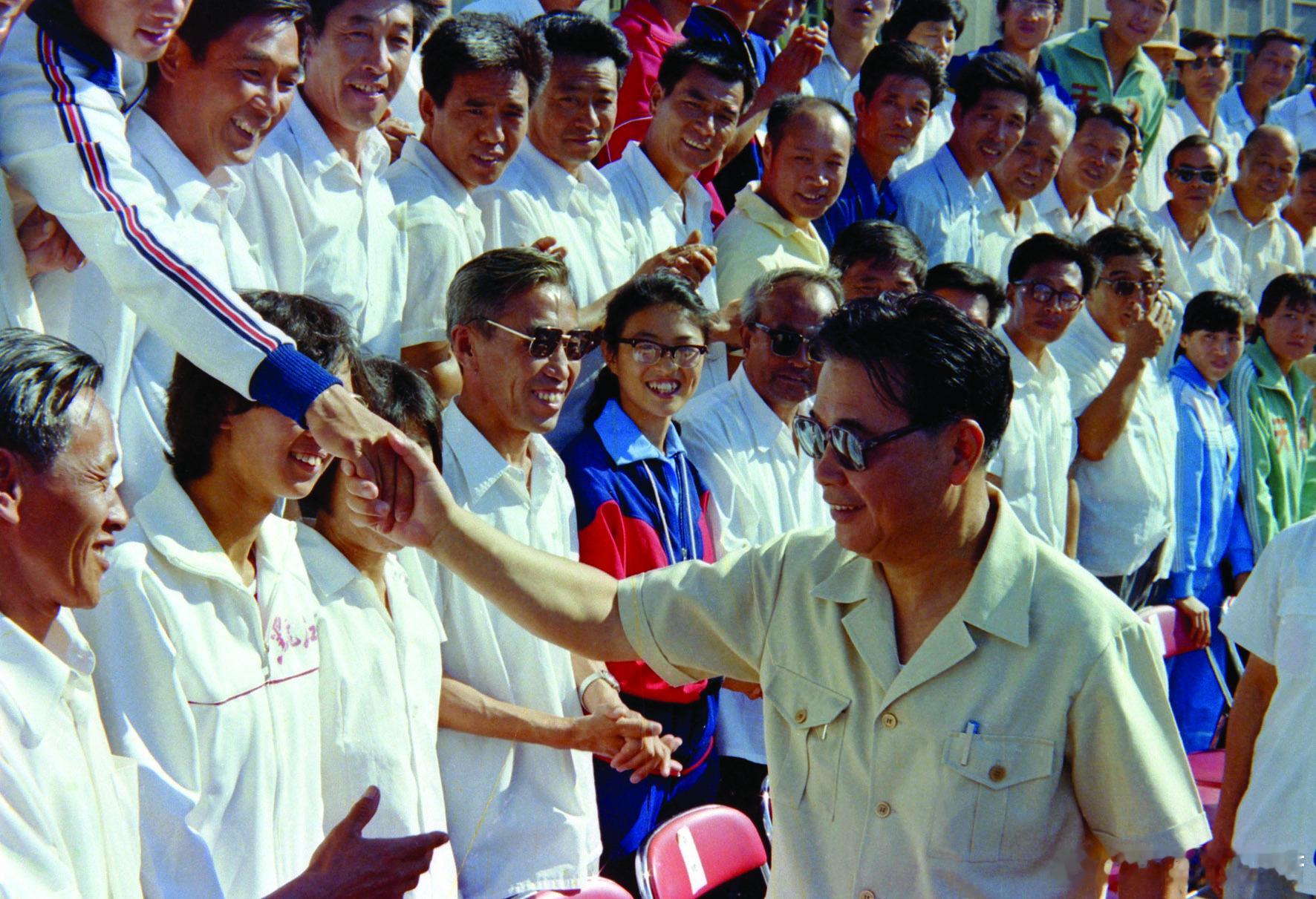 #40年前讲台上的老师们长啥样# 原来在我们看来平时些许严厉的老师们，初入教师行