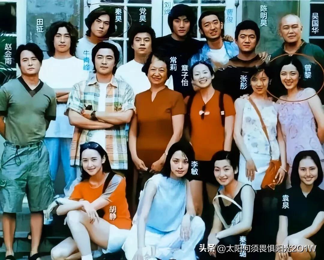 章子怡中戏和同学合照，班上美女太多了！这是章子怡在中戏时的学生照，她所在的中戏9