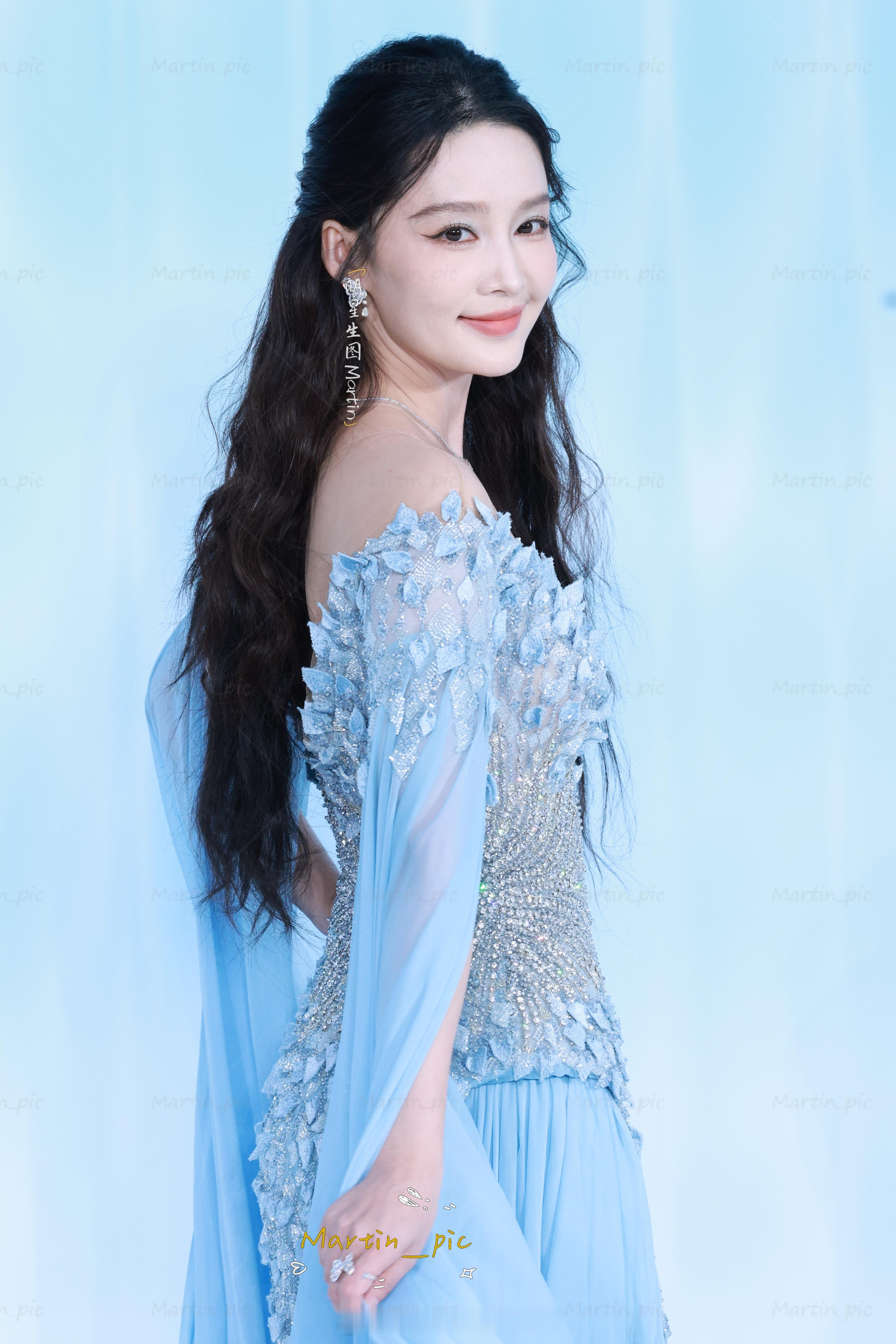 李沁[超话] 李沁Elle风尚大典红毯生图沁沁子这个回眸真的美鼠我啦[好爱哦][