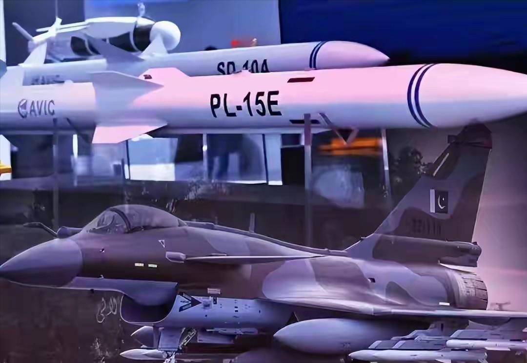 沙特终于发现了，美国靠不住，必须要巴基斯坦歼10，枭龙战机进场保护。沙特看明白了