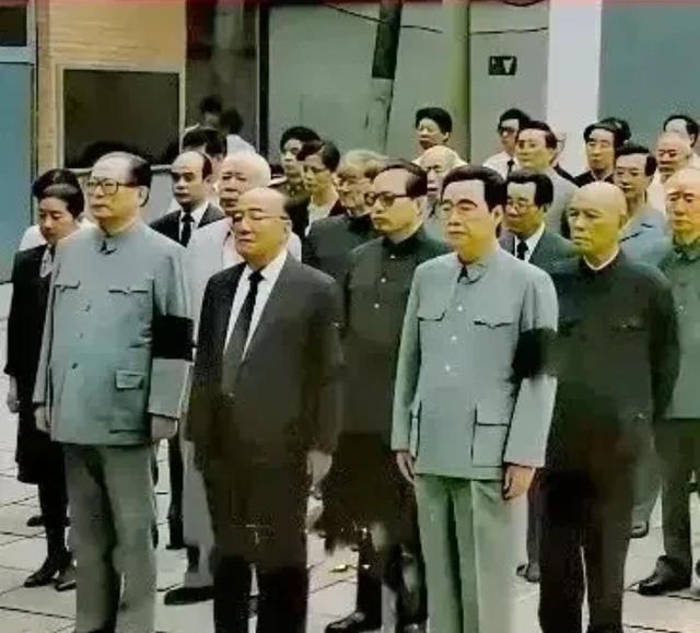 1992年，李先念同志逝世，党和国家领导同志集体肃立默哀，送别李先念同志。
李先