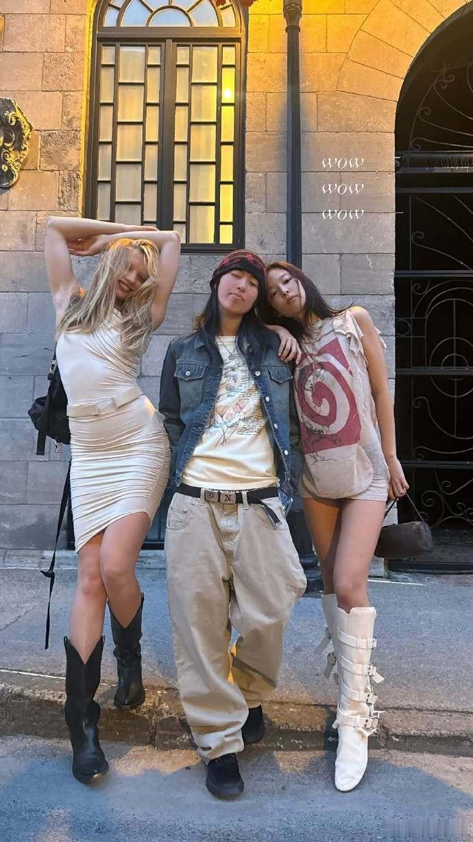 Jennie晒度假照 Jennie晒出了自己最新的度假照！女孩们休闲的穿搭松弛感