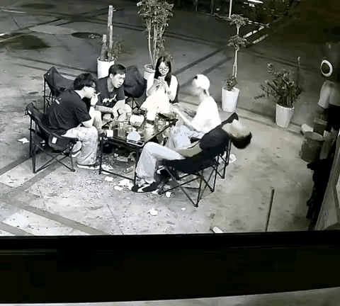 五个年轻人在一起吃饭喝酒，突然有一个直挺挺的向后面倒去，人事不省。大家发现后毫无
