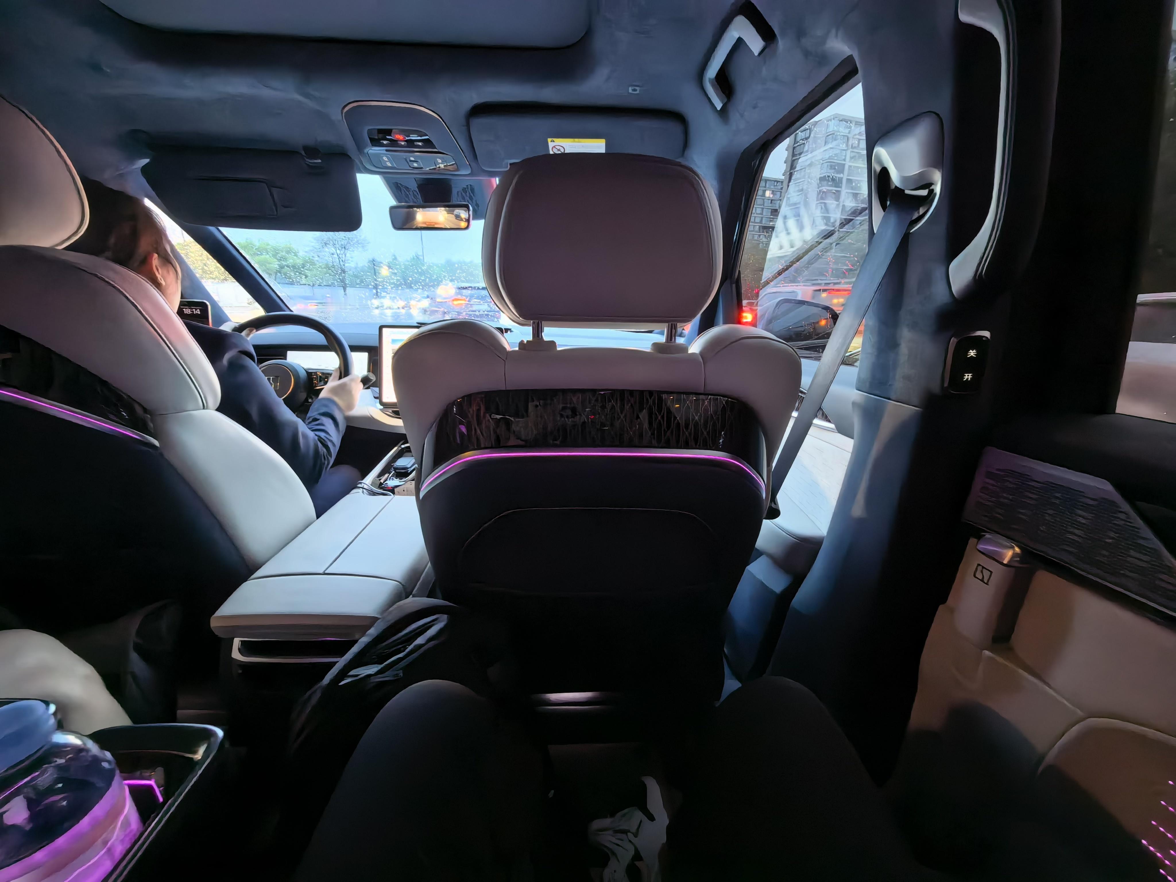 极氪009确实是豪华，底盘很舒服，静谧性很好。我刚才在车上还写了稿子。不错不错。