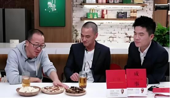 冯唐问董宇辉：“雍正为什么要杀年羹尧？”董宇辉说：“因为他飞扬跋扈，树敌太多！”