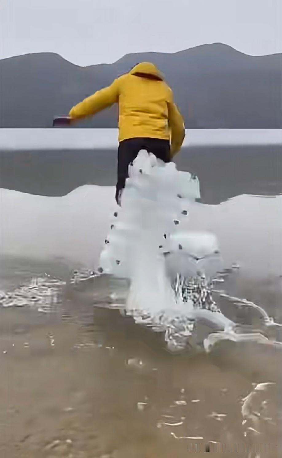 这样很危险，一旦摔倒，倒了头在水里，瓶子带脚上浮，头就无法再漏出水面，只能等死。