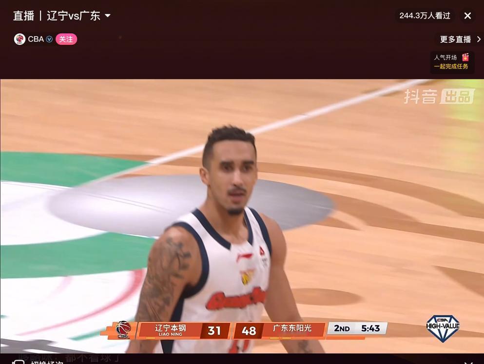 不知道有多少朋友跟我一样，
看到广东宏远的外援奎因和萨姆纳，
就想到广东队最近一