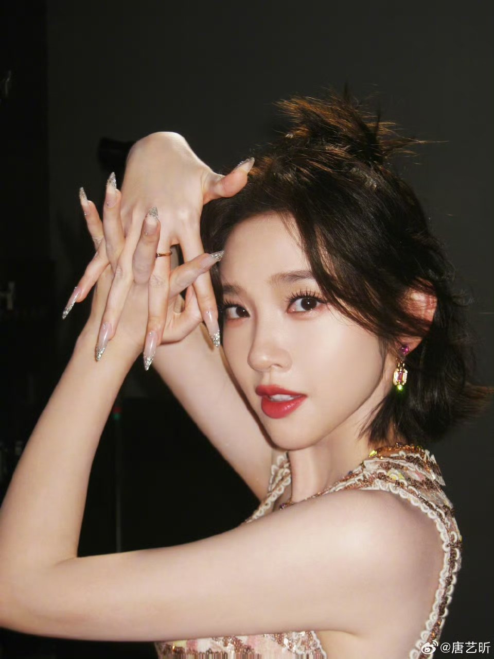 被唐艺昕闪到了被唐艺昕闪到了✨✨羽毛上衣➕豹纹裤，又辣又飒🔥唐艺昕羽毛上衣豹纹