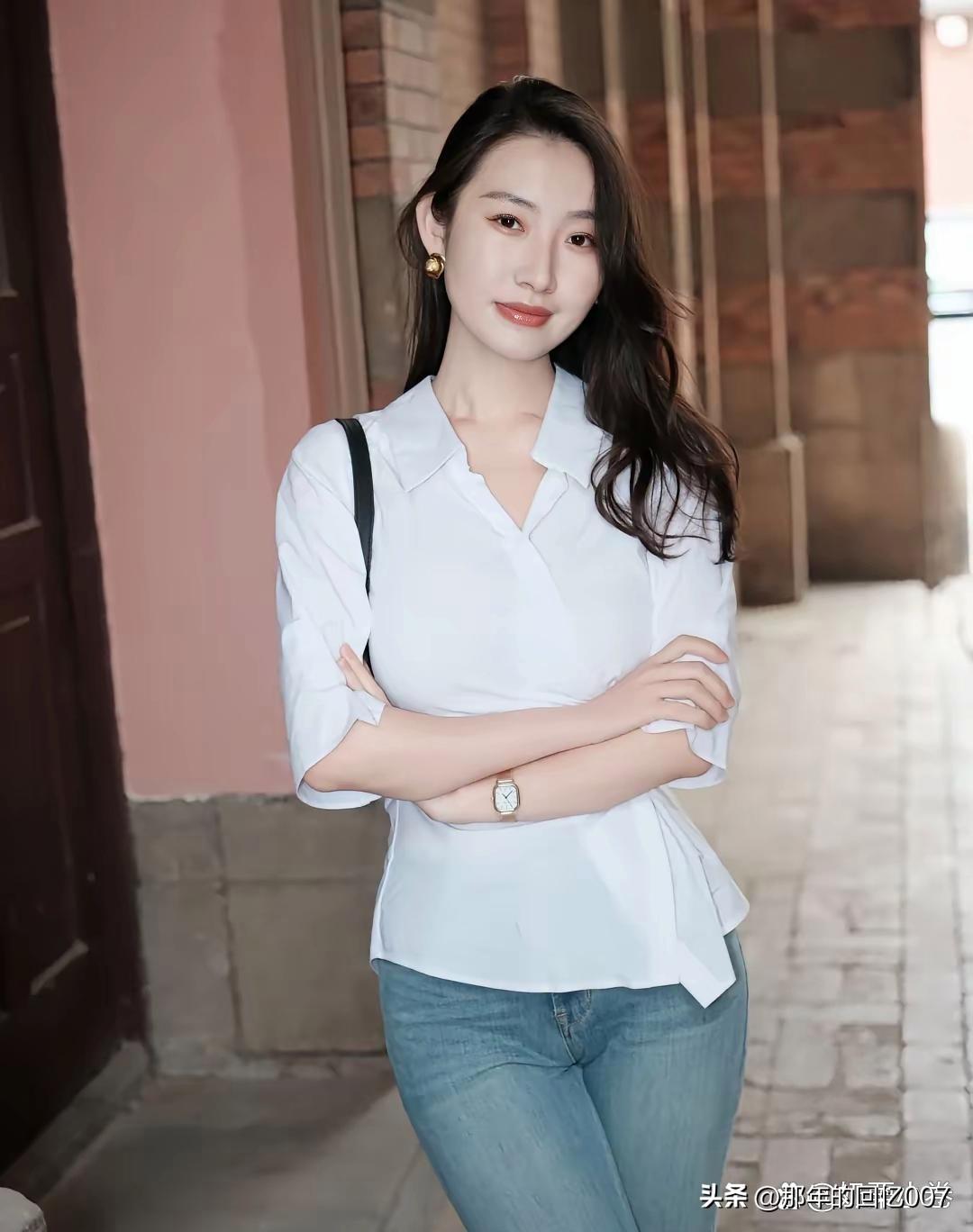优雅白衬衫，简直是都市时尚的标配！穿上它，瞬间就有了一种自信的气场。
想象一下，