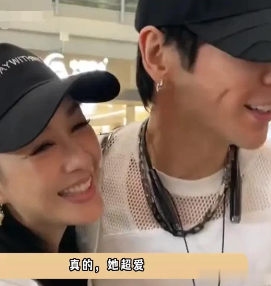 钟丽缇&张伦硕&机场吻别，钟丽缇多次主动亲吻张伦硕，有点舍不得张伦硕出差，结婚八