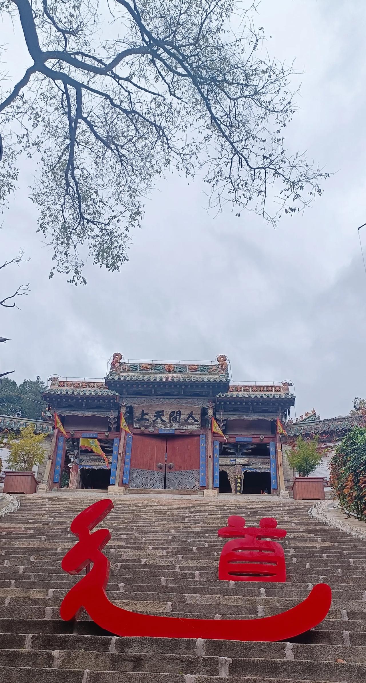 前段时间的一个梦，醒来后梦境依然清晰可现∶
梦中，我乘坐一个不知名的飞行器在空中