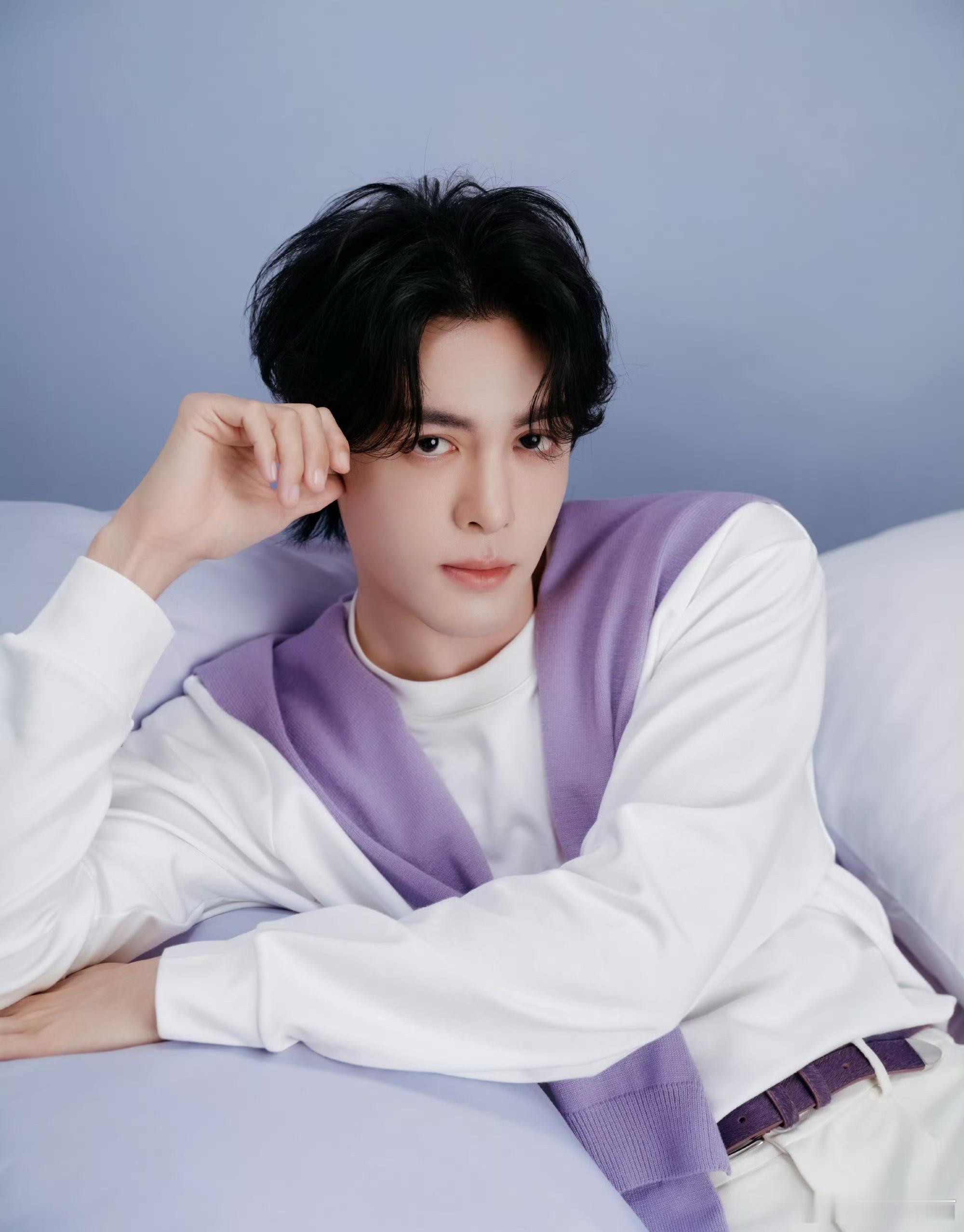 曾舜晞品牌直播造型出发图，紫色披肩好男大啊，清爽大帅哥