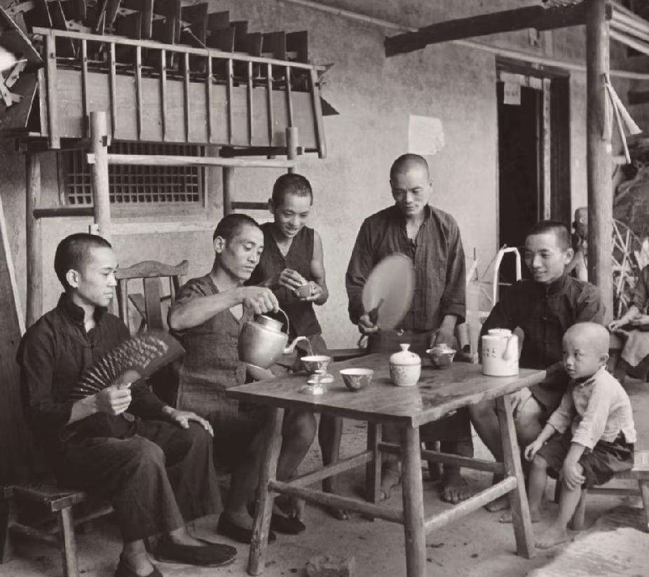 这张照片拍摄于1941年，地点在四川成都龙泉驿，是美国《生活》杂志的战地摄影师卡
