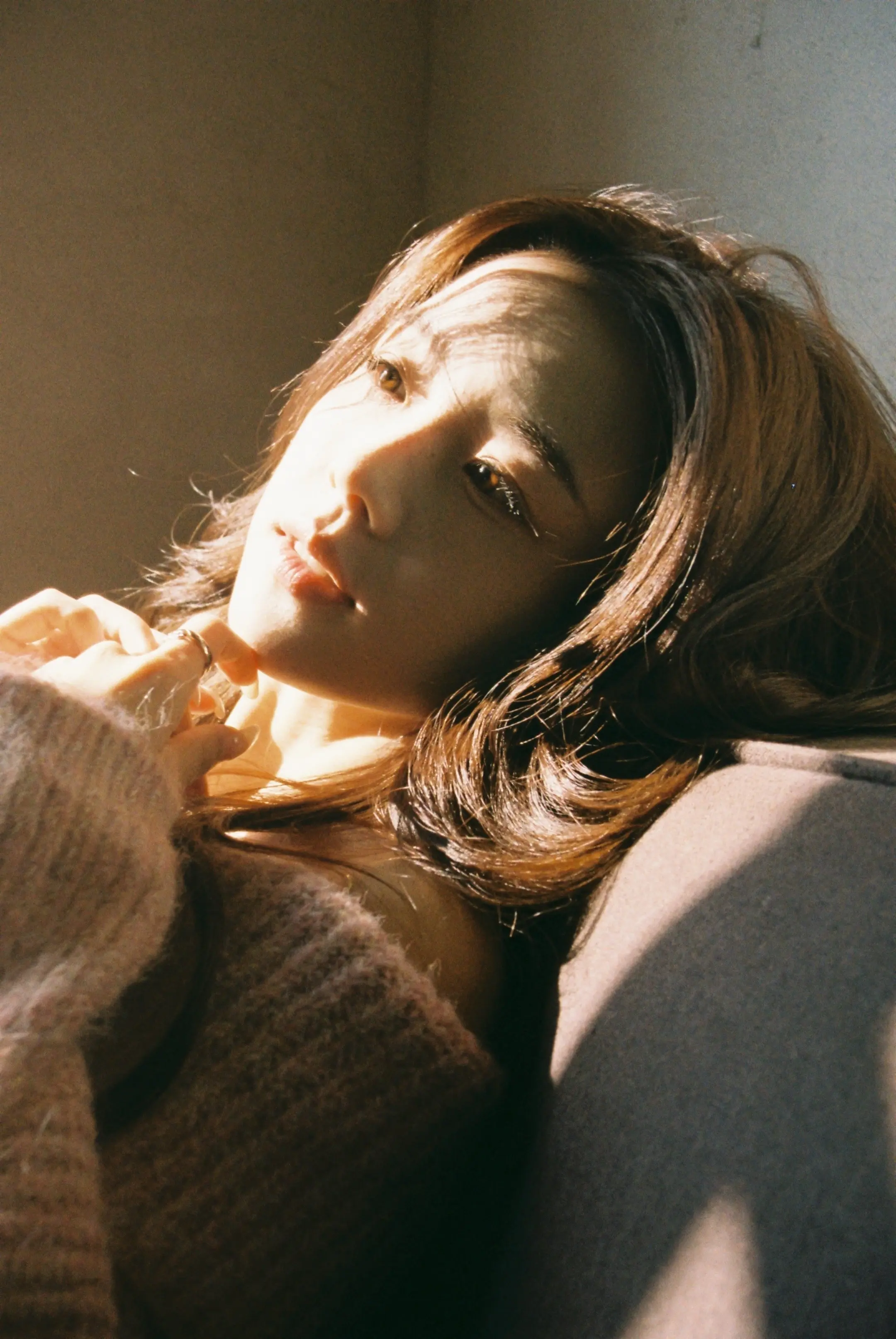 阳光照亮着你眼睛 不需要太多也美丽