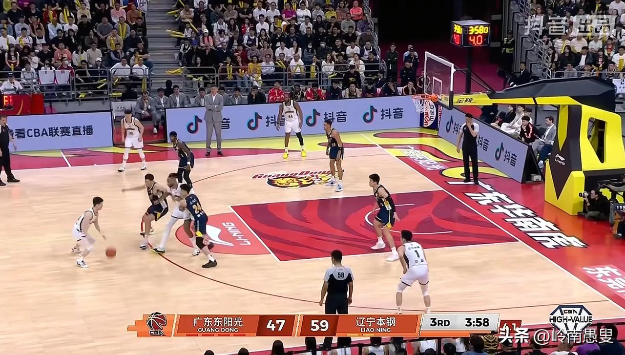 为什么广东队在主场被辽宁队碾压？
看看广东队除了打铁的3分和萨姆纳的零星突破，哪
