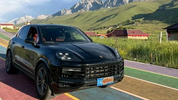 当一台车的灵魂里同时住着一位绅士和一位拳击手，它便叫卡宴。在都市的流光溢彩中，它