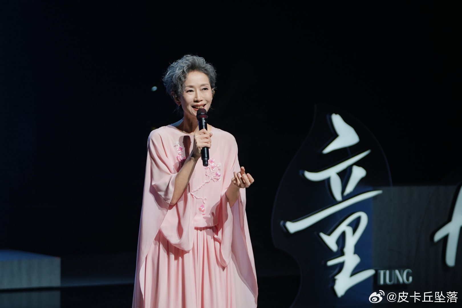 歌手直播叶童去了歌手现场叶童去看歌手了 谁能想到叶童专程来现场听歌，褪去演员光环
