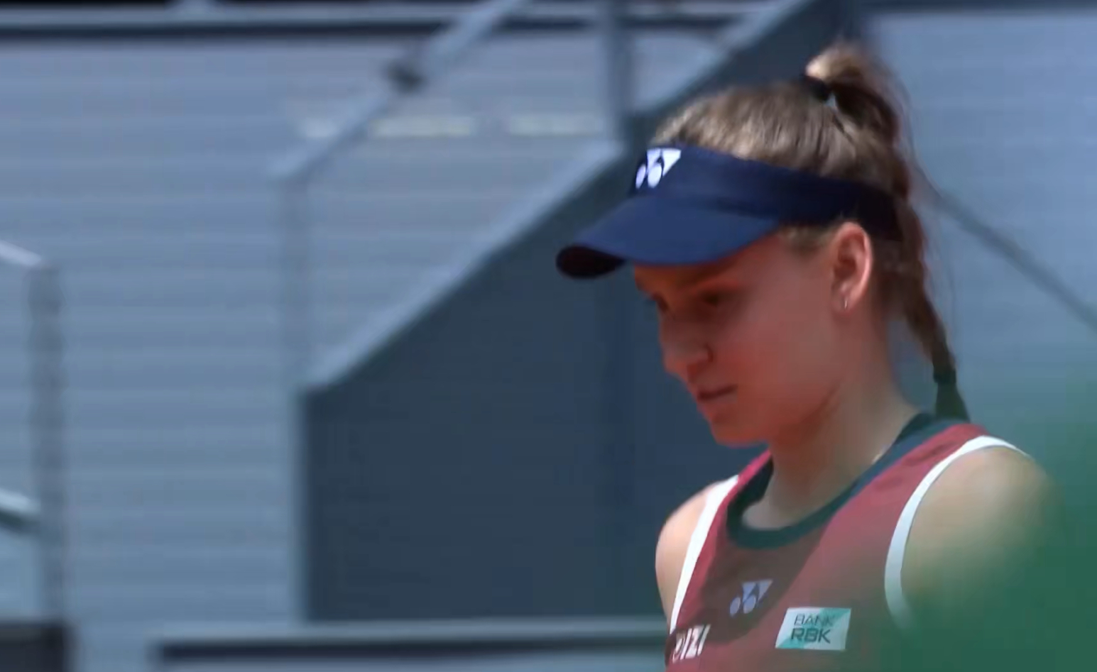 马德里1000赛 中心球场正在进行的一场比赛，莱巴金娜首盘4-6鲁塞这场比赛的胜