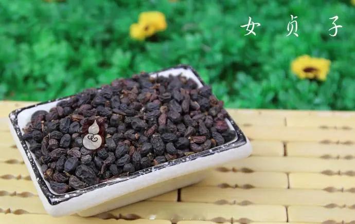 肝肾阴份不足，手脚燥热难耐，睡觉时候手脚烦热出汗，盗汗不止。试试女贞子、益智仁各