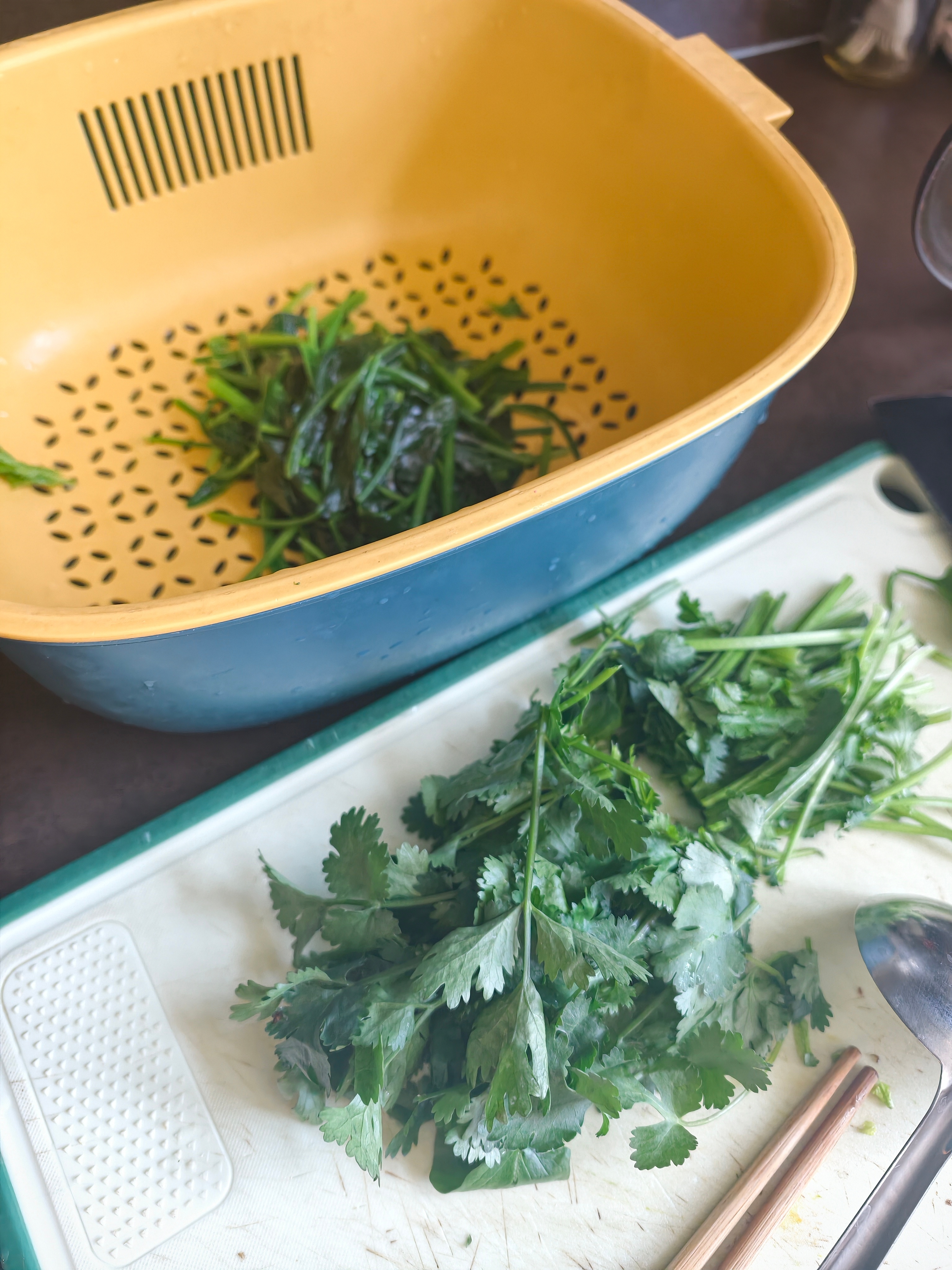 不排斥香菜的人，我推荐大家菠菜和香菜1：1，甭管是拌是炒还是煮，都特别好吃 