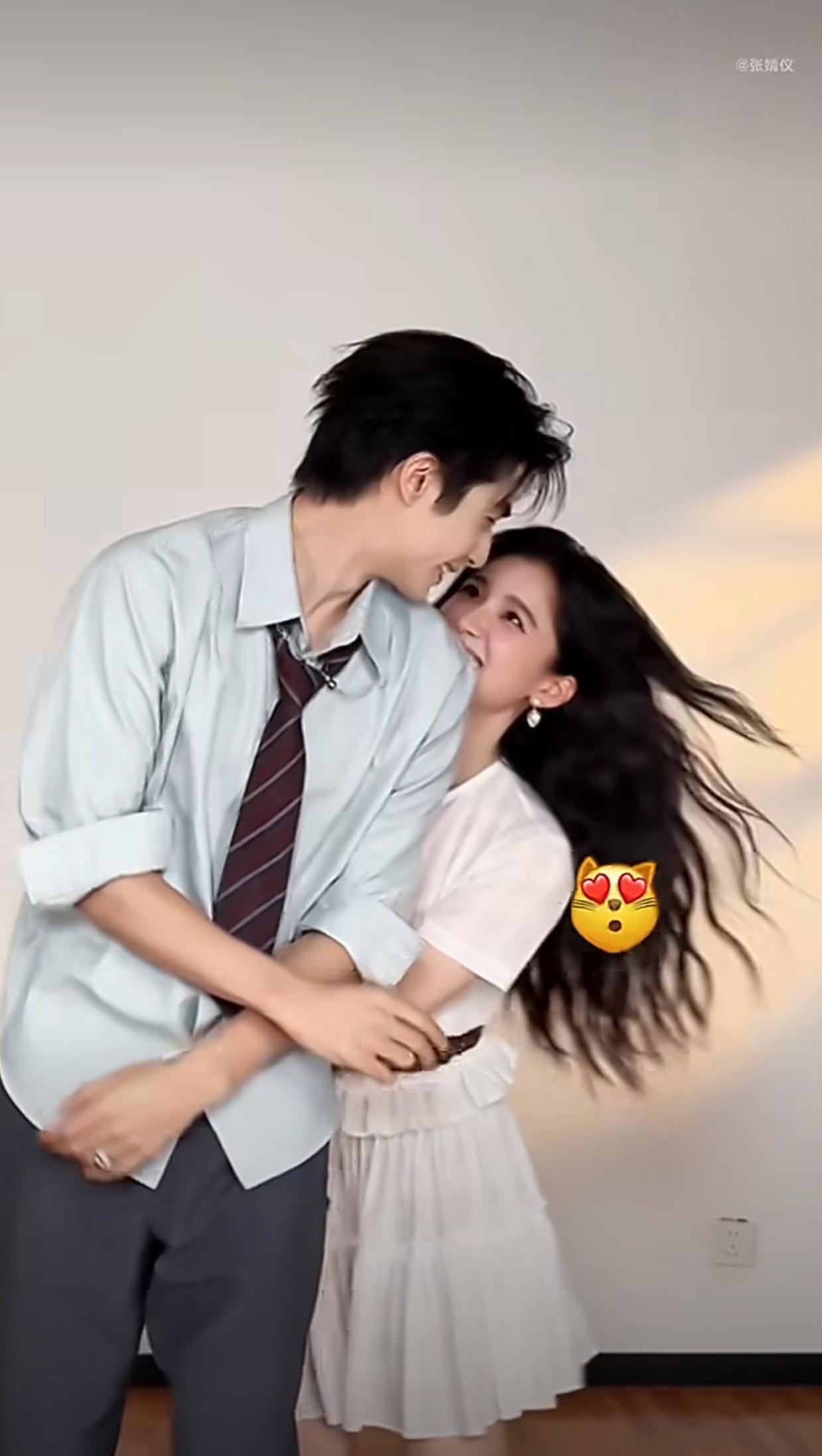 宋威龙张婧仪影子舞 这波营业真的诚意拉满，一段影子舞直接把氛围感拉满，两个人动作