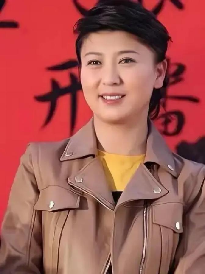 闫学晶直播里抹着眼泪说“起早贪黑赚不到钱，比老百姓还难”，结果被网友扒出豪宅名车