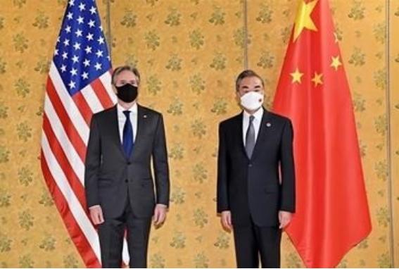 在英国留学的经济学博士岳建勇曾经发出警告，别看现在中国经济是世界第二，但是还有两