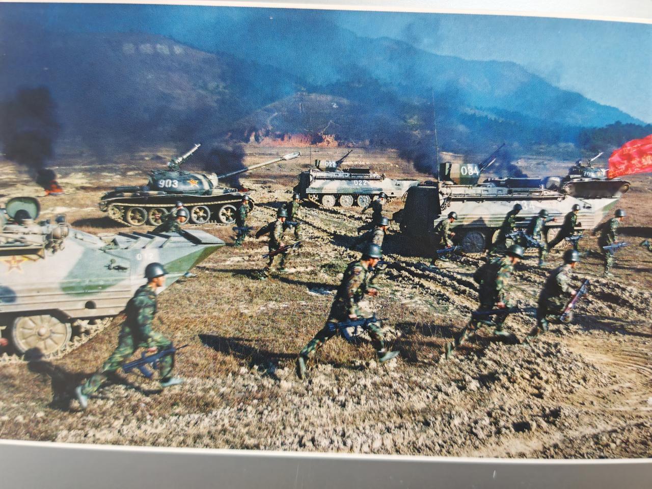 [呲牙] 估计是早期的登陆演习——63式装甲车前部安装了防浪式浮箱。步兵装备了9