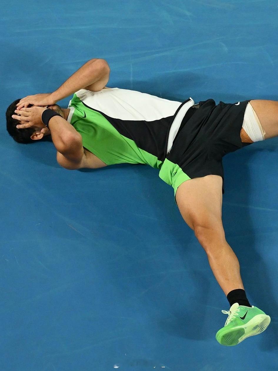 躺下瞬间才露出了厚厚绷带跑得好像永不力竭的豹子，力大得像头初生牛犊。虽然年轻无限