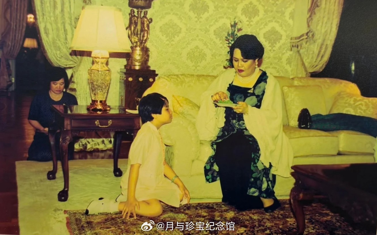 王室[超话]王室泰国王室镇宅 老照片：小时候的镇宅和红唇姐。 ​​​