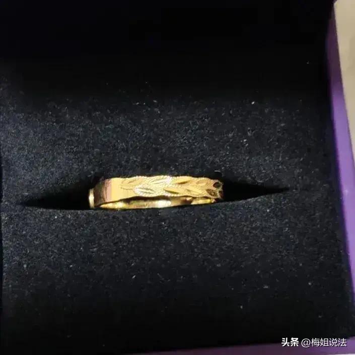 辽宁沈阳，主家叮嘱保洁别进里屋，保洁猜测可能有值钱玩意，偷溜进去翻找到50克金首