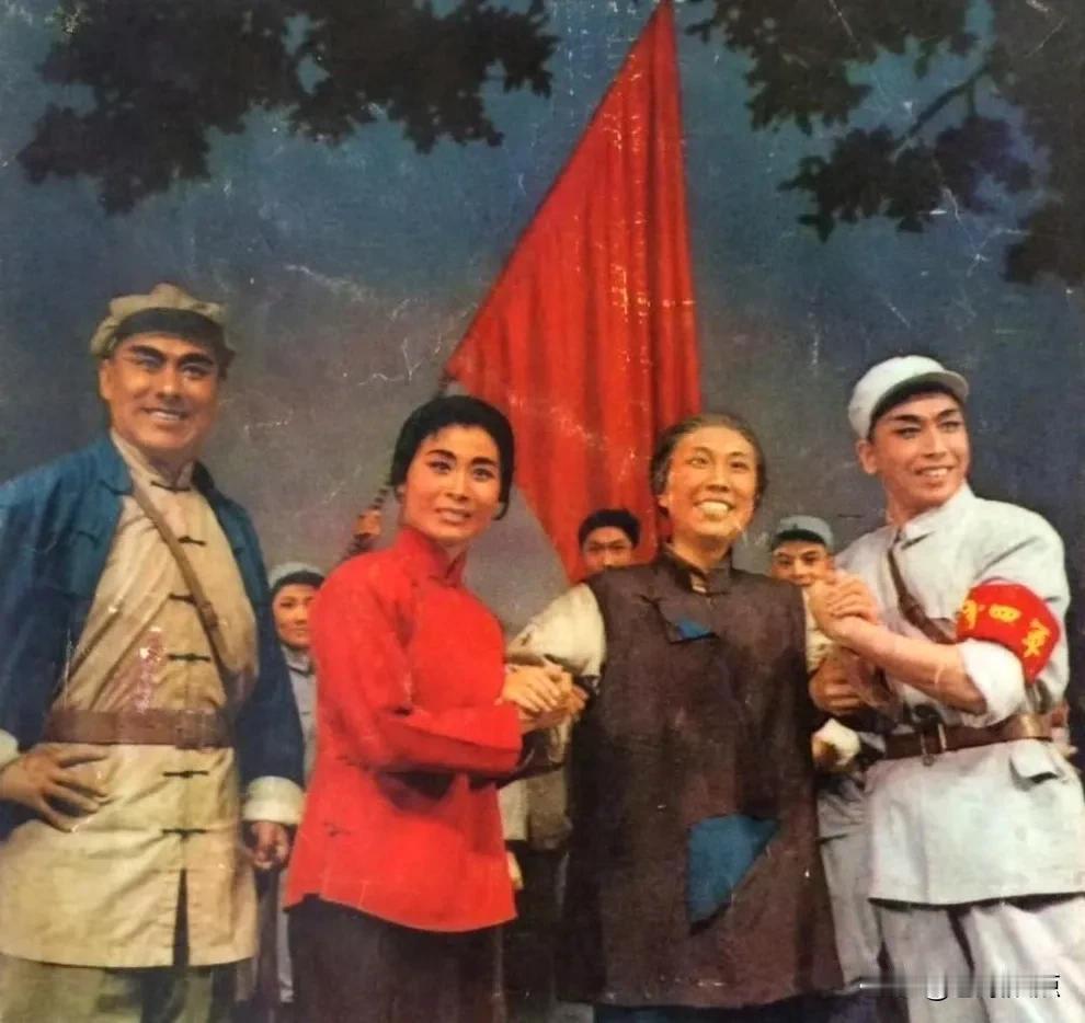 这是1965年，北京京剧团演出现代京剧《沙家浜》的剧照。
右一“郭建光”的扮演者