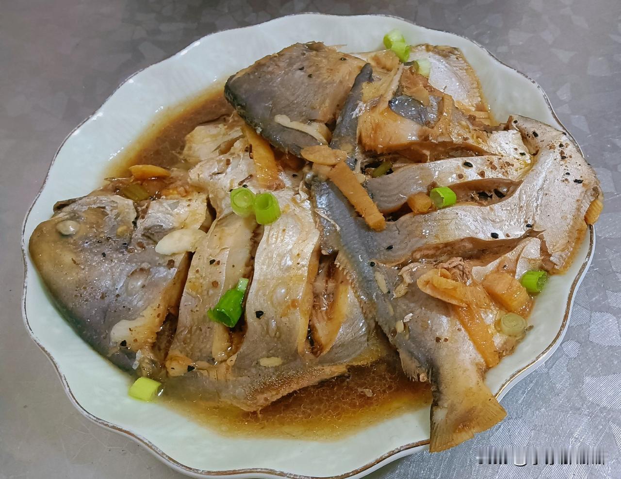 即墨农村老李家今晚的晚饭。

红烧小鲳鱼
香菇油菜
肉条炒白萝卜
采购鸡米花
采