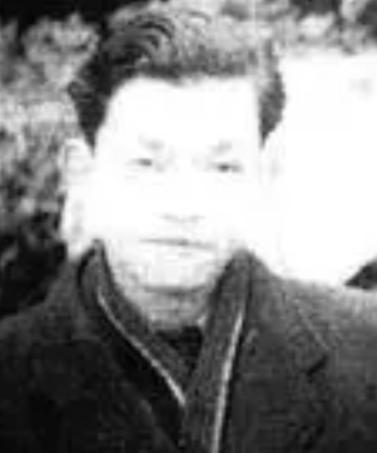 1949年，重庆解放后，原国民党保密局干部李修凯正走在大街上，忽然看到一个熟悉的