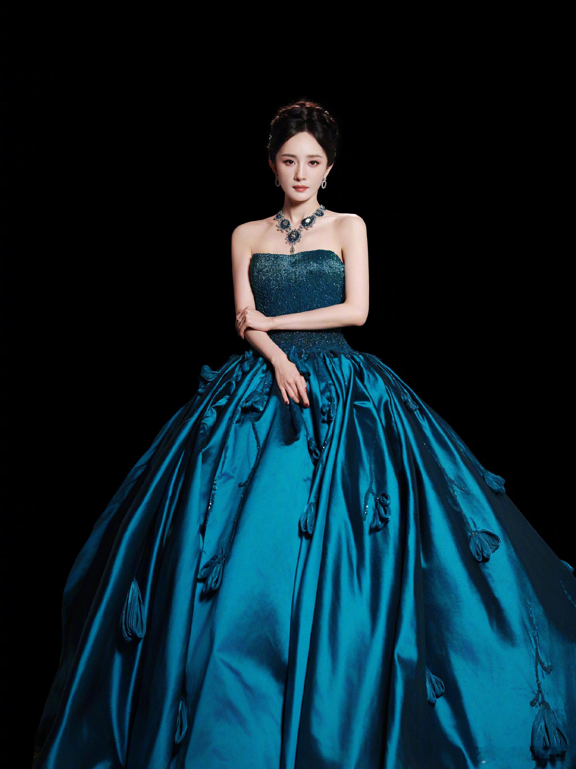 杨幂｜微博视界大会红毯 造型揭晓 ！杨幂身穿 Tony Ward 2025 秋冬