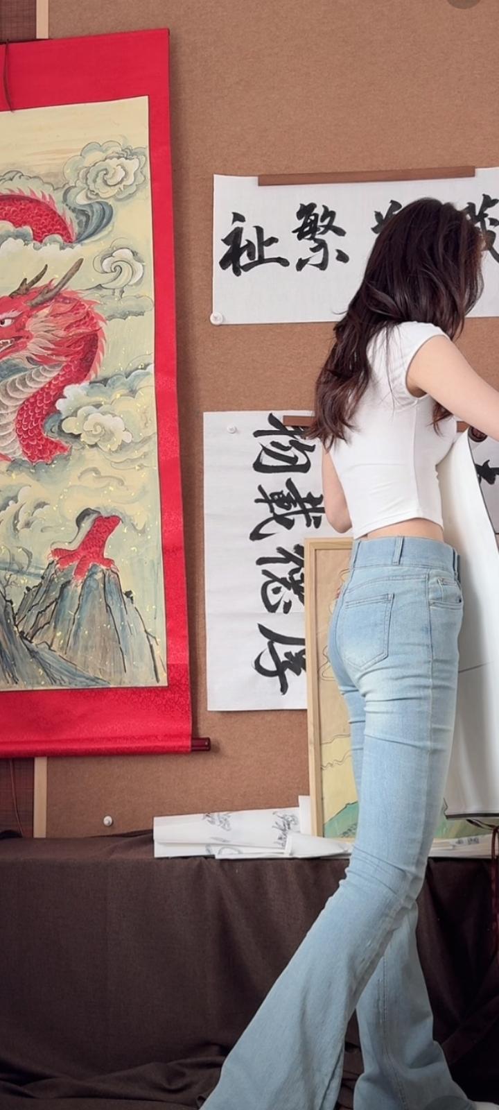 风是最好的计时器。
我们把校服晾在悬崖，
以此证明，
骨骼比枝叶更挺拔，更敢于向