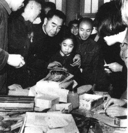 1957年，周恩来在上海市少年宫参观航海模型室