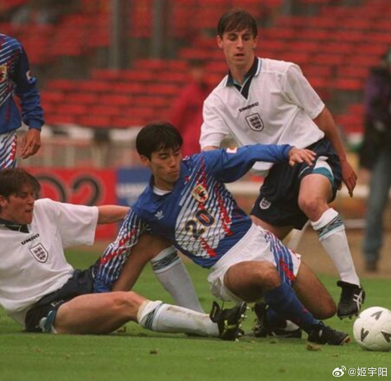 英格兰0比1日本 日本男足此前曾经三次和英格兰队交手，都是友谊赛性质，之前三次英