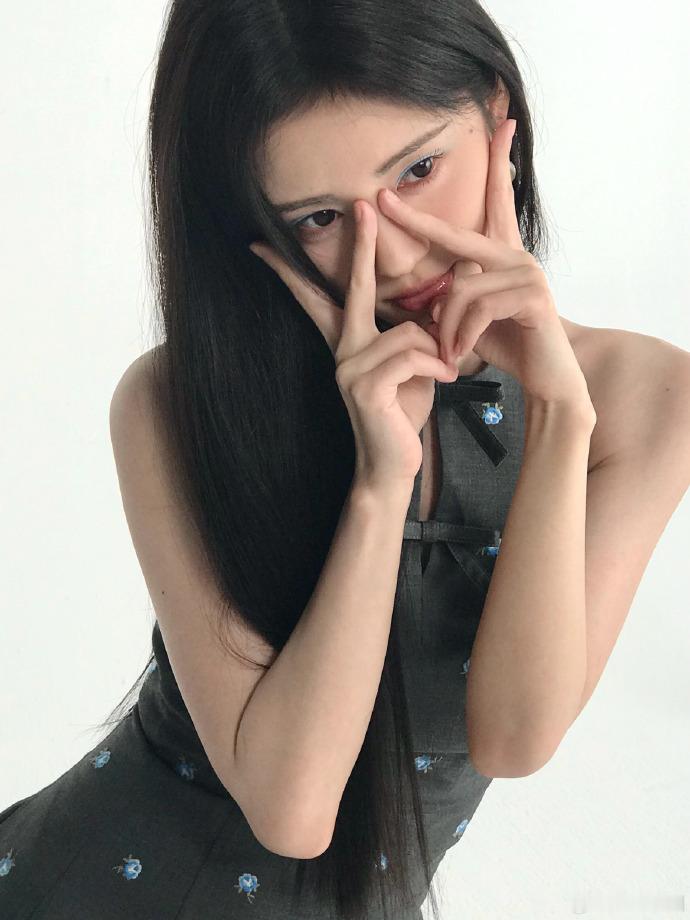 #鞠婧祎超A黑长直#鞠婧祎的每一次亮相都如同璀璨星辰般耀眼，此次的超A黑长直，更