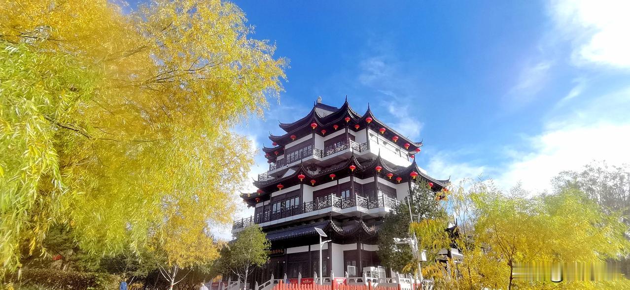这是一个秋高气爽的假日（原创）
#秋天城市的天空# #艳阳高照的秋日# #秋日里