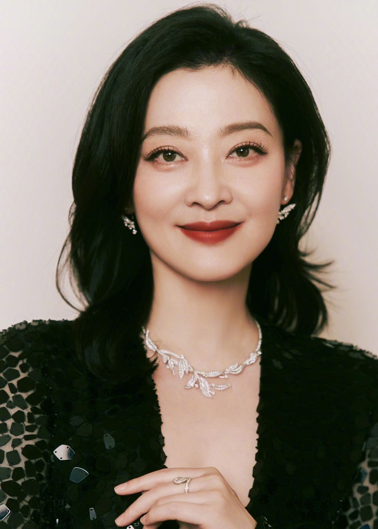 亮相微博视界大会红毯的｜造型，身穿黑色亮片深V礼服，佩戴尚美巴黎CHAUMET 