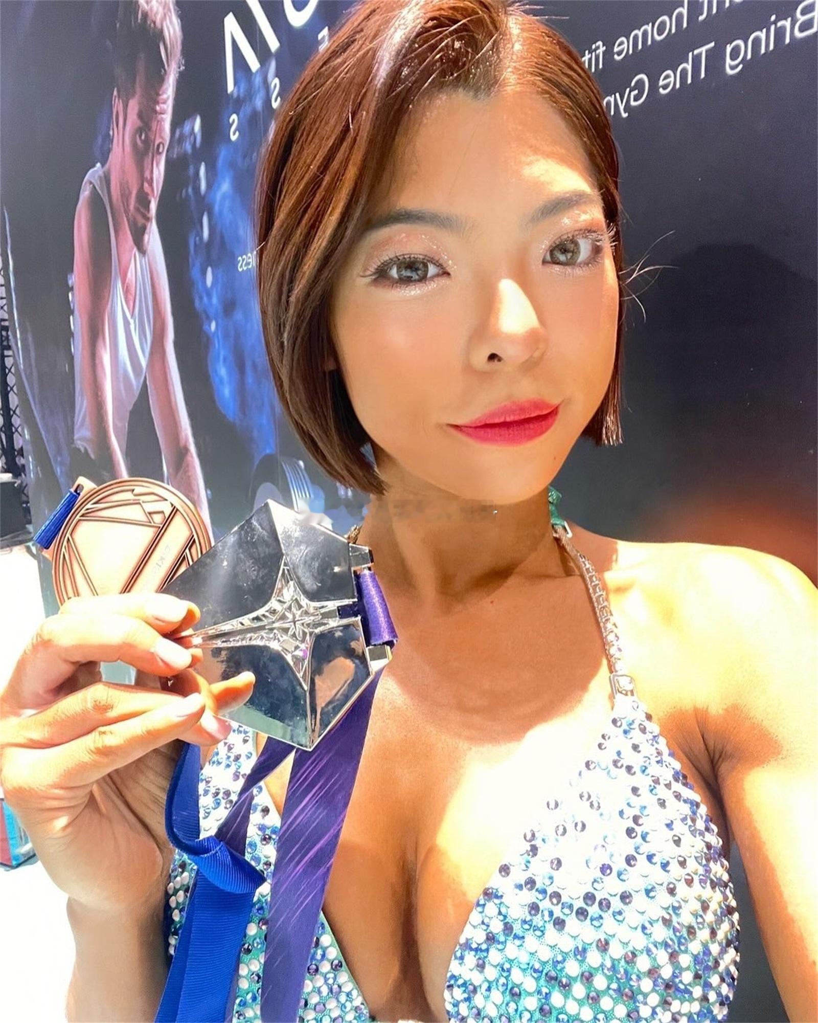 来自台湾地区的素人肌肉美女：nina；素人健身爱好者，素人比基尼参赛选手；绝对纯