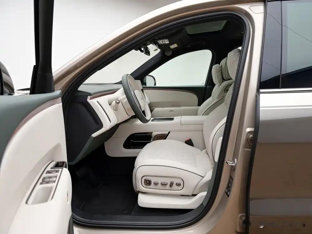 理想L8新款（六座增程SUV）

6月底即将上市交付，延续理想家用旗舰定位，六座