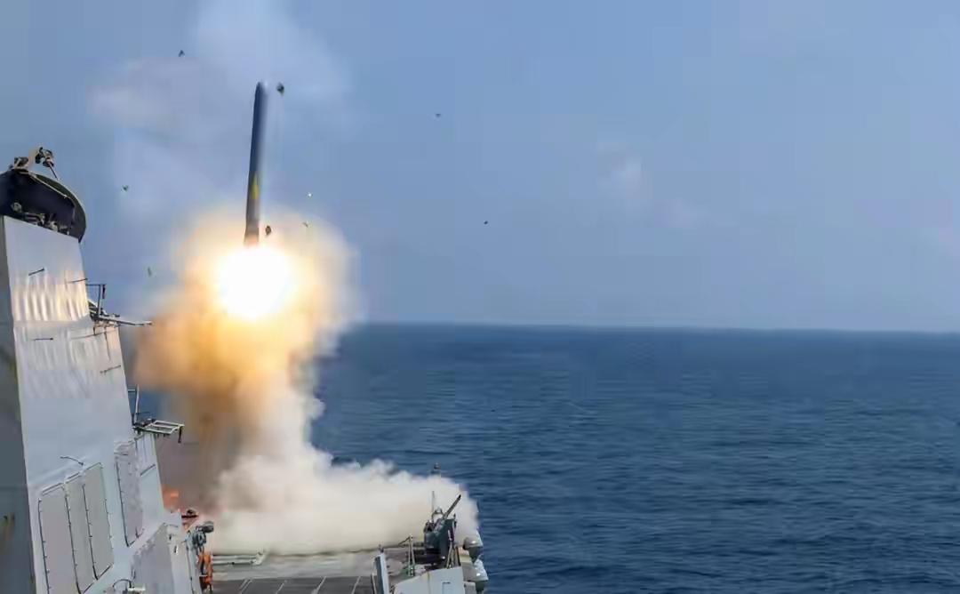 大家好呀！欢迎来到老闫侃时事。趁着中东那边战火连天、美国忙着搞空袭的节骨眼儿，日