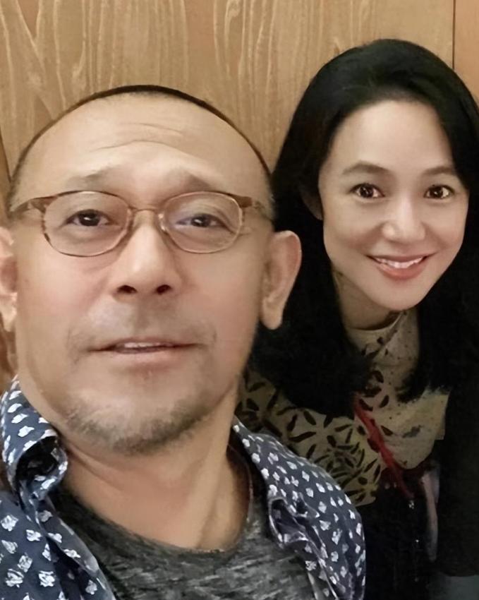 姜文也被周韵熬成了“爹”啦，再也不是跟刘晓庆在一起时的小鲜肉啦
周韵比姜文小15