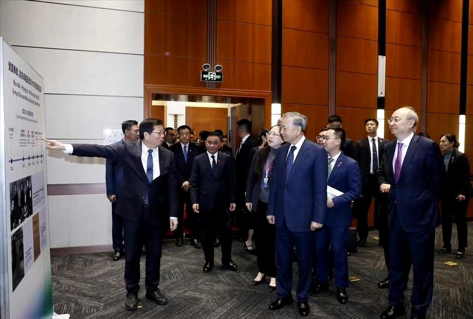 🇻🇳🇨🇳苏林到访清华大学。
4月14日下午，苏林率越南访问团参访清华大学