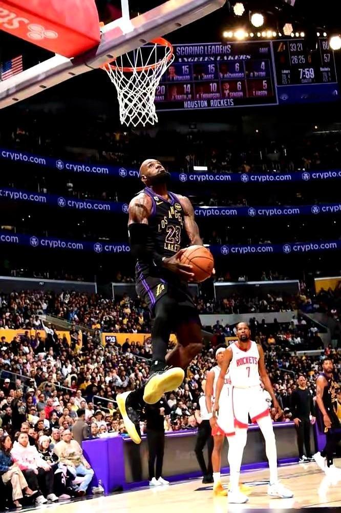 现在只要提到勒布朗，评论区就炸。

前NBA球员尼克·杨最近就说，聊詹姆斯就像点